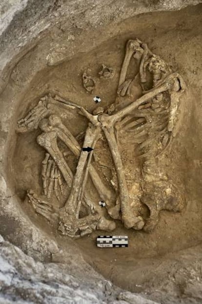 La inmensa mayoría de los más de 700 cuerpos recuperados estaban enterrados bajo el suelo de las casas. Este aparece decapitado, y no es el único.