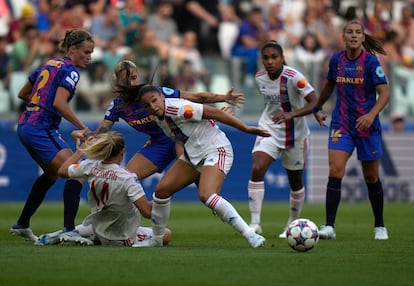 Jugadoras del Barcelona y del Lyon luchan por hacerse con el control del balón, en un momento del partido. El club azulgrana llegó a la final después de arrollar al Wolfsburgo alemán por 5-1 en el Camp Nou, renta suficiente pese a caer derrotadas en el partido de vuelta por 2-0.