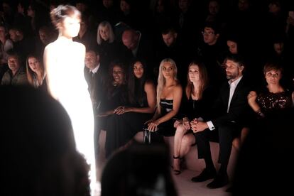 Las primeras filas de los desfiles dan una idea de qué lugar ocupa cada celebridad. En el front row del desfile de Tom Ford, los lugares privilegiados fueron para la cantante Ciara, Kim Kardashian, Julianne Moore, el director Bart Freundlich y Helena Christensen.