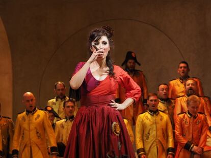 María José Montiel, como la protagonista en la ópera 'Carmen', de Bizet, en el teatro de la Zarzuela de Madrid