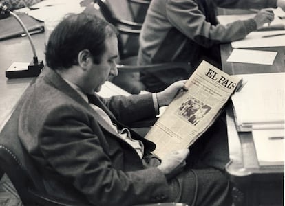 Juan María Bandrés lee EL PAÍS, con la noticia del secuestro del diputado de UCD Javier Rupérez, el 13 de noviembre de 1979.
