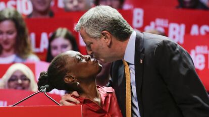 El alcalde Bill de Blasio con su mujer Chirlane McCray en un mitin