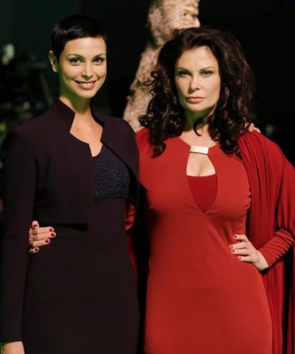 Jane Badler y Morena Baccarin, en el plató de 'V'.