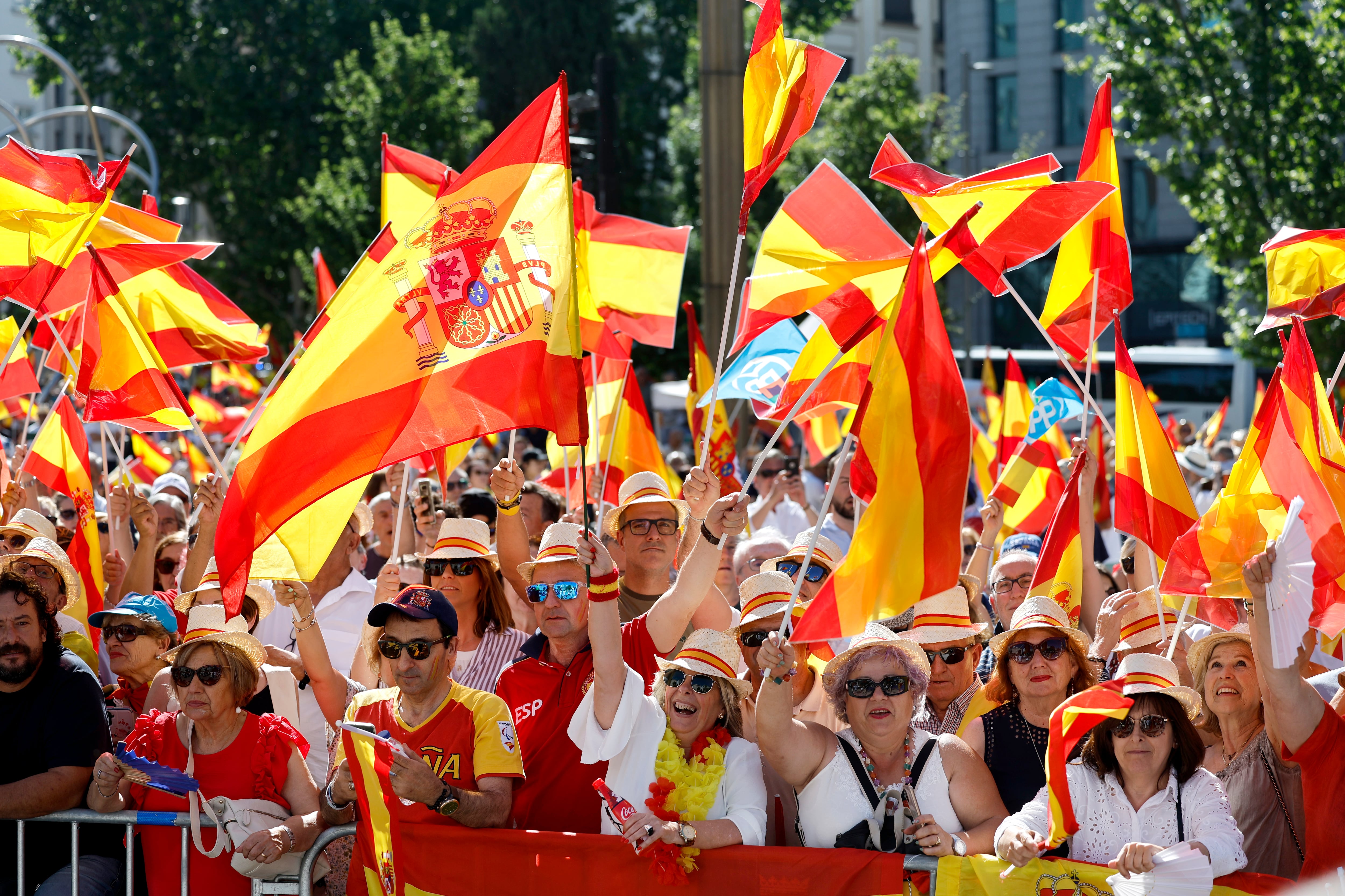 La concentración del PP, en directo | Feijóo llama a protestar contra Sánchez: “Hoy nos movilizamos todos por la decencia y por la democracia”
