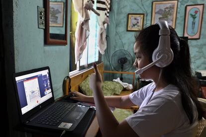 Dana Abaya, de nueve años, informa a su maestra que ya está lista para comenzar las clases por Internet. “Me gusta estudiar desde casa. Es una forma nueva de aprender, aunque prefiero las clases cara a cara para estar con mis amigas”, cuenta esta niña, mientras termina en su ordenador un ejercicio de literatura de la clase que imparte su madre y maestra en el escritorio de al lado.