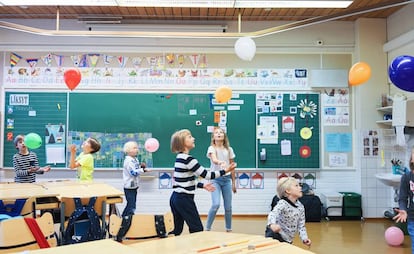 Crianças em uma sala de aula de um colégio público de Helsinque (Finlândia).