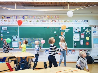 Crianças em uma sala de aula de um colégio público de Helsinque (Finlândia).