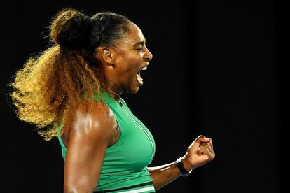 La tenista estadounidense Serena Williams reacciona ante la canadiense Eugenie Bouchard durante el partido que enfrentó a ambas en la segunda ronda del Abierto de Australia que se celebra en el Rod Laver Arena, en Melbourne (Australia).