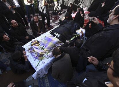 Seguidores del gran ayatolá Montazerí, congregados junto a su cádaver en Qom.