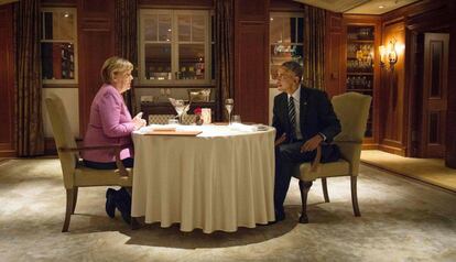 La canciller alemana, Angela Merkel, y el presidente de los Estados Unidos, Barack Obama, hablan durante la cena en el Hotel Adlon de Berlín, el 16 de noviembre de 2016.