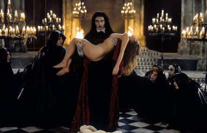 Armand, el vampiro interpretado por Antonio Banderas, sostiene a una mujer desnuda en una escena que muestra la emblemática escenografía ideada por Dante Ferretti.