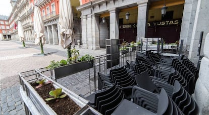 Terraza cerrada en el local Casa Yustas en la Plaza Mayor de Madrid durante el confinamiento.