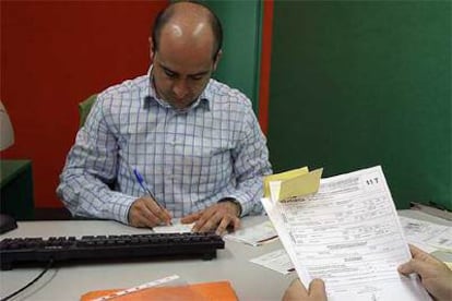 Un funcionario de la Hacienda de Vizcaya atiende a un contribuyente durante la pasada campaña del IRPF.
