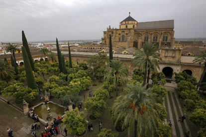 La Mezquita-Catedral de Córdoba es patrimonio mundial desde 1984, pero la Unesco amplió esa consideración al centro histórico de la ciudad. En este entorno urbano se incluyen además el Palacio Episcopal, la sinagoga, el alcázar de los Reyes Cristianos, el puente romano y los baños califales, entre otros monumentos. En la imagen, el exterior de la mezquita vista desde la torre del campanario, antiguo alminar. La entrada a la mezquita vale ocho euros por persona.