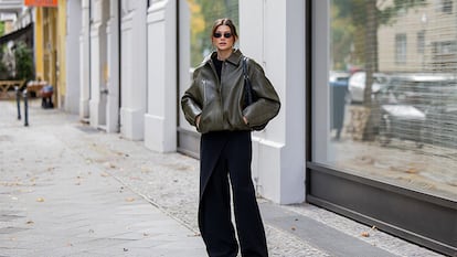 Una chica con su chaqueta de cuero en la calle.