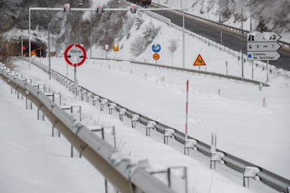 La nieve que cubre la totalidad de la calzada de la A-6, este miércoles, a su paso por Pedrafita do Cebreiro.