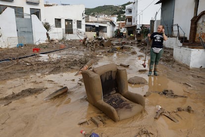 Un sillón dañado tras la riada permanece en una calle de Benamargosa, este jueves. 