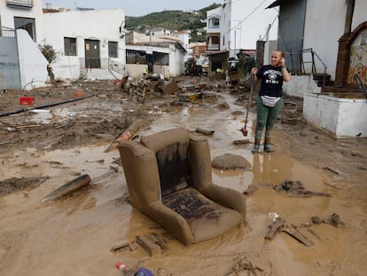 Labores de limpieza en la localidad malagueña de Benamargosa, este jueves, tras las fuertes lluvias caídas.