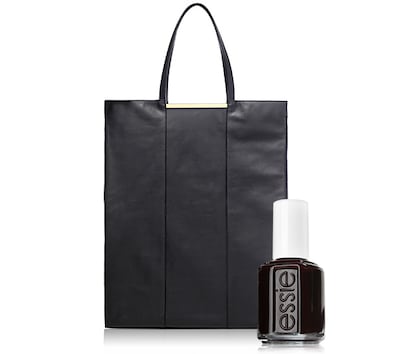 Todo un clásico de seducción, el color negro llena de elegancia las manicuras más enigmáticas. Laca de uñas Licorice, de Essie, y bolso shopper de Mango.