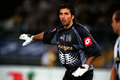 Em 2001, Buffon foi contratado pela Juventus, sua atual equipe, que pagou 54 milhões de euros, lhe convertendo no goleiro mais caro da história.