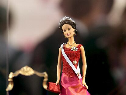 La princesa Victoria de Suecia ya tiene su propia muñeca Barbie. La firma juguetera Mattel ha presentado hoy en la feria de Nuremberg, Alemania, una Barbie inspirada en la hija mayor de los reyes Carlos XVI Gustavo y Silvia, con una diadema y órdenes reales incluidas. La heredera sueca se une así a otros personajes a los que Mattel ha homenajeado con una Barbie, como la canciller alemana Angela Merkel o la escritora J.K. Rowling. La muñeca no estará a la venta en ninguna tienda, sino que sólo se ha hecho una réplica para la princesa. Un curioso regalo para Victoria, de 32 años, que se casará el próximo 19 de junio con el empresario sueco Daniel Westling.
