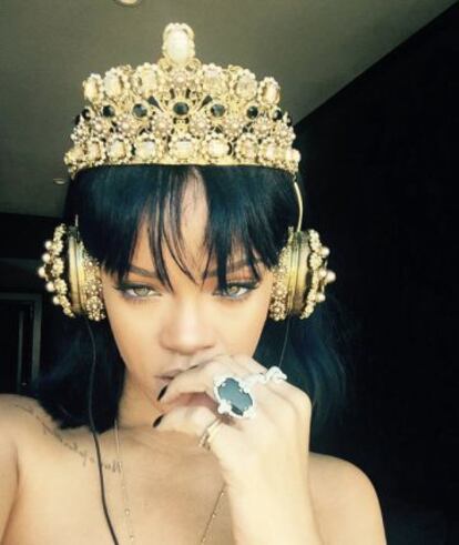 Rihanna, con sus auriculares D&g, en una imagen publicada en su cuenta de Twitter.