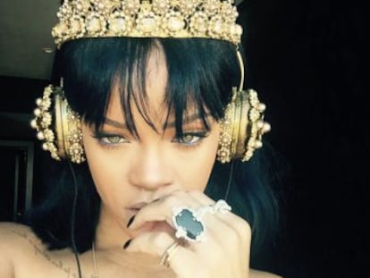 Rihanna, con sus auriculares D&g, en una imagen publicada en su cuenta de Twitter.