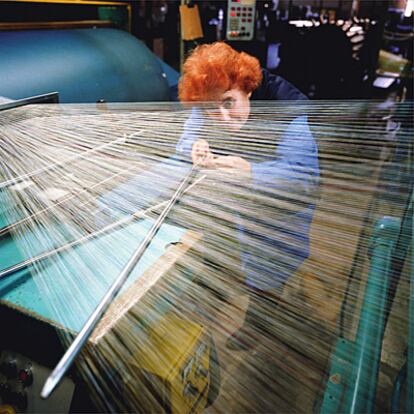 Inés Andreo, urdidora en el taller Grau, SA, en Sabadell (Barcelona), gran fábrica de acabado de telas, una de las mayores del sector.