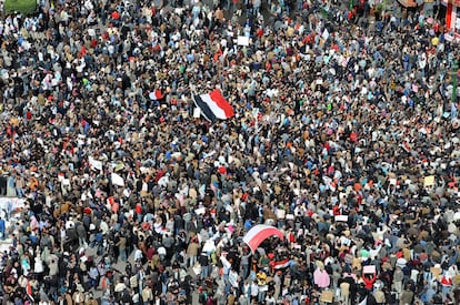 Miles de egipcios se concentran en la plaza de Tahrir (Liberación), durante <i>La marca del millón</i>, la gran protesta contra Mubarak.