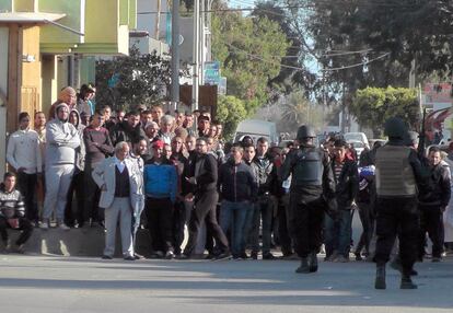 Despliegue de las fuerzas de seguridad en Ben Guerdane este lunes.