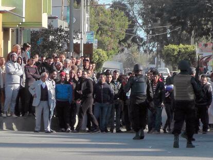 Despliegue de las fuerzas de seguridad en Ben Guerdane este lunes.