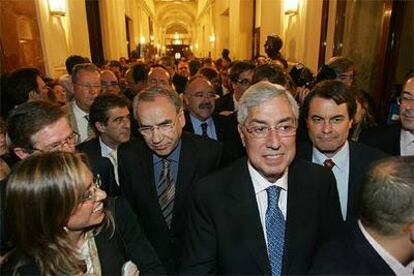 Alfonso Guerra abandona el pleno del Congreso delante de Carod Rovira. A la derecha, Artur Mas.