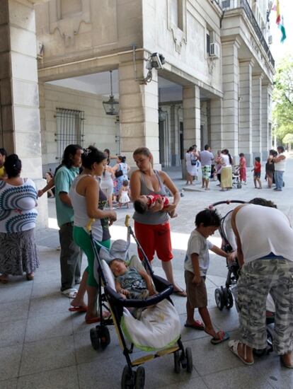 Familias del clan de los 'caracoleños' hoy ante los juzgados de Sevilla.