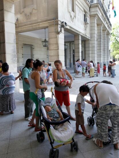 Familias del clan de los 'caracoleños' hoy ante los juzgados de Sevilla.