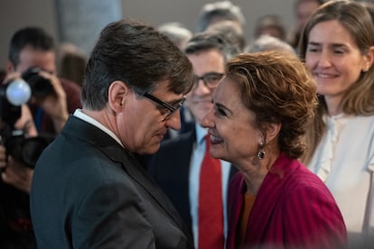 El presidente de la Generalitat de Cataluña, Salvador Illa, saluda a la vicepresidenta primera y ministra de Hacienda, María Jesús Montero.