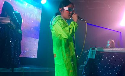 La cantante de Superorganism durante el concierto en Madrid.