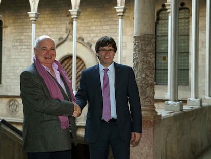 El president de la Generalitat, Carles Puigdemont, rep al Palau de la Generalitat Lluís Rabell.