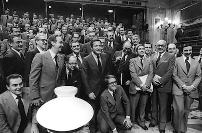 Outubro de 1978. Adolfo Suárez e os componentes do Governo da União de Centro Democrático (UCD) (no Senado e no Congresso), posam para foto depois da aprovação da Constituição.