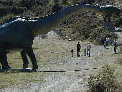 Reconstrucción de un braquiosaurio a partir de sus huellas en el yacimiento de Valdevecillo, muy cerca de Enciso.