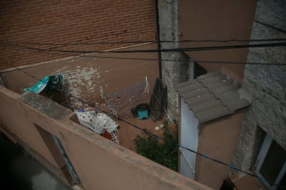 Patio trasero de la vivienda por el que se accede a la casa en la que fue hallada la mujer.