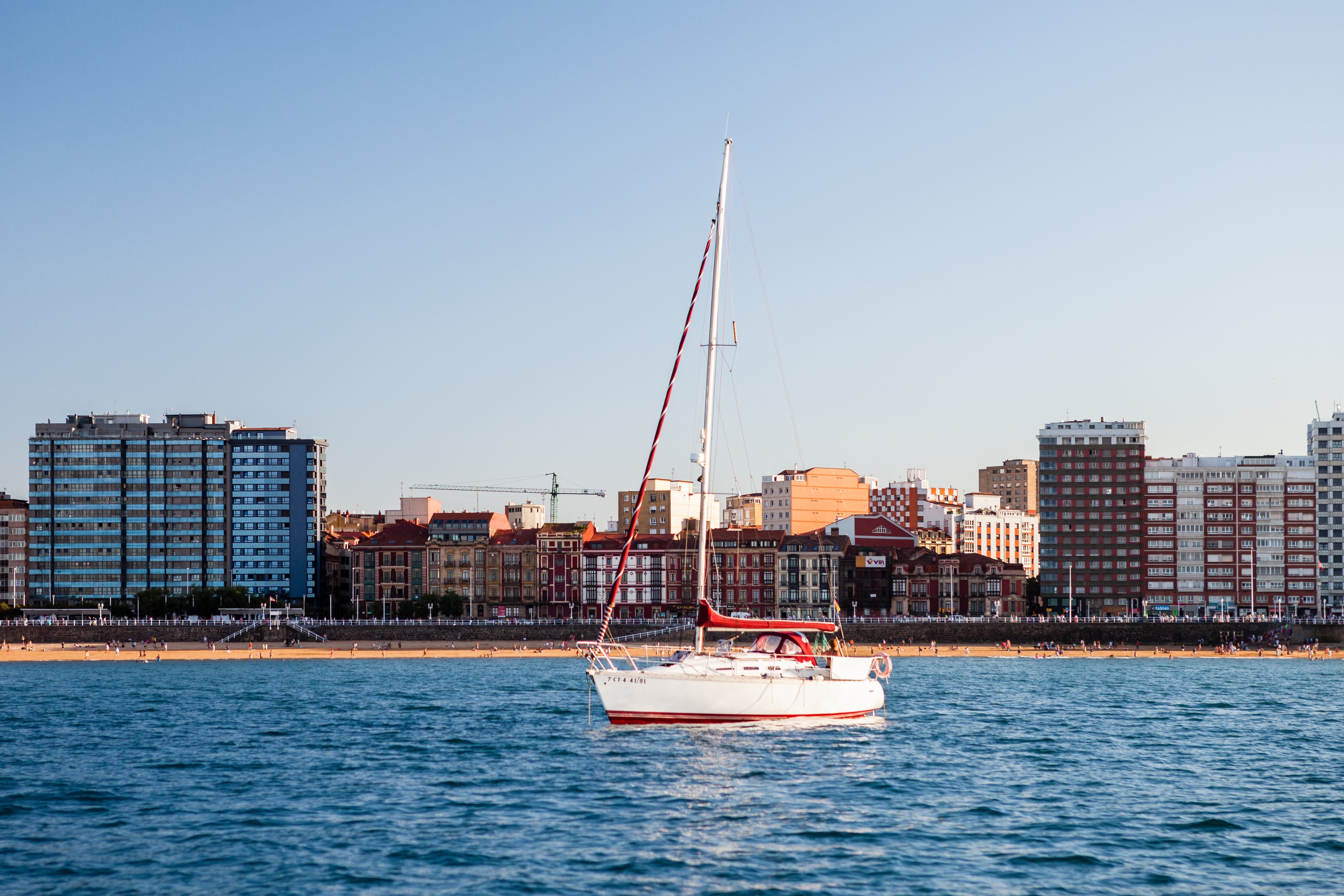 Me he mudado de San Fernando a Gijón, ¿puedo aplicar la exención por reinversión en vivienda habitual?