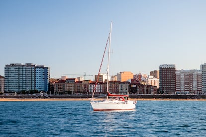 Vista de la popular playa urbana de San Lorenzo, con 1.500 metros de litoral.