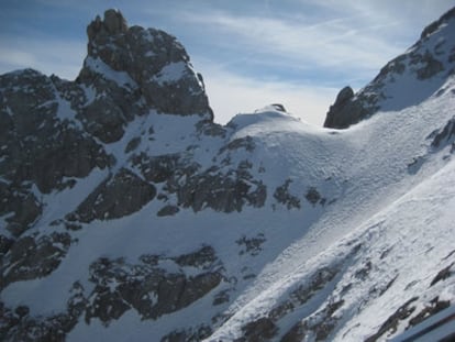 Panorámica de la Cresta Serauta y la posición Forcella V, desde la estación de Serauta, en el funicular que asciende a Punta Rocca