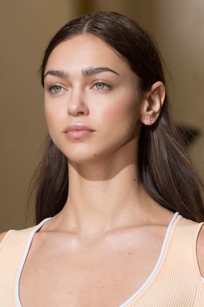 El efecto mojado y ligeramente brillante de Roland Mouret en cejas, párpados y labios es la versión más veraniega del look. Muy favorecedora cuando la piel esté un poco tostada por el sol.