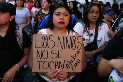 Una mujer sostiene un cartel durante una protesta en memoria a Camila.