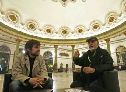 Nacho Mastretta y Peret (con gorra), durante su charla en el Casino de la Exposición, en Sevilla.