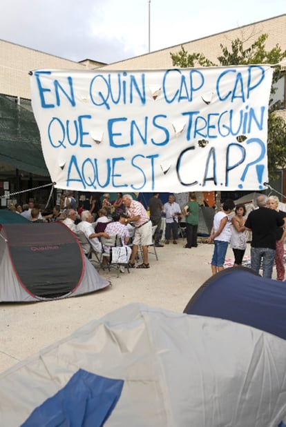 Vecinos de Viladecavalls plantados ante el CAP, por la amenaza de desalojo.