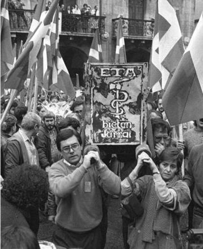 Traslado del f&eacute;retro de Domingo Iturbe, Txomin, en 1987.