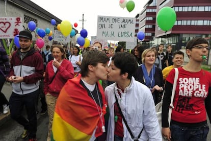 Una pareja se besa durante una manifestación por los derechos de los homosexuales en Liubliana, en 2012.