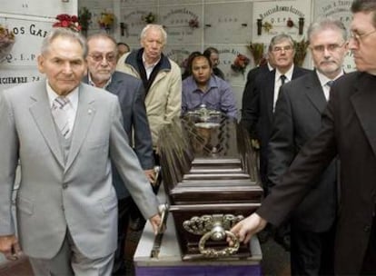 Exhumación ayer en el cementerio de Chacarita (Buenos Aires) de los restos mortales del galleguista Ramón Suárez Picallo.